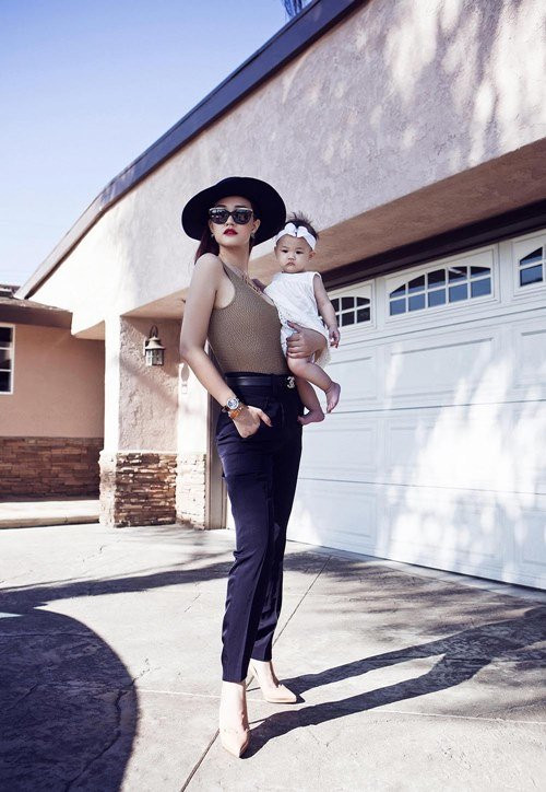 Bên cạnh những bức hình ưng ý, Maya còn khoe được vẻ đẹp rạng ngời, trẻ trung. Cô khéo léo lựa chọn nhiều bộ trang phục đơn giản, mang nhiều phong cách khác nhau để tôn lên gu thời trang hiện đại, cá tính của bản thân.