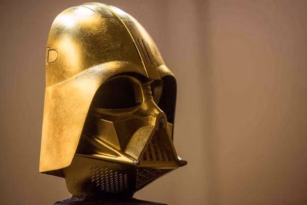 “Cũng nhân dịp này, Tập đoàn TKG sẽ cho ấn hành các đồng xu lưu niệm bằng vàng ròng có khắc hình nhân vật D. Vader, gồm 2 loại: loại nặng 5g có giá 543USD, còn loại nặng 30g có giá 3.262USD”, bà Tanaka cho biết.