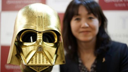 Nhân dịp tập phim mới “Star Wars” do đạo diễn tỉ phú người Mỹ George Lucas sản xuất sắp được phát hành, một tập đoàn chuyên về lĩnh vực kim hoàn của Nhật Bản vừa giới thiệu một chiếc mặt nạ được đúc từ vàng khối nguyên chất, mô phỏng chân dung nhân vật chính Darth Vader trong 6 tập phim trước đó.