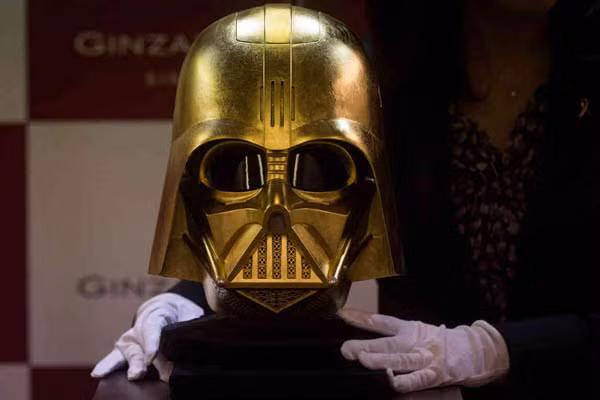 Nghệ nhân chế tác chiếc mặt nạ kể trên là bà Ginza Tanaka, nhà sáng lập kiêm chủ sở hữu Tập đoàn Tanaka Kikinzoku Group (TKG) chuyên về lĩnh vực kim hoàn của Nhật Bản.