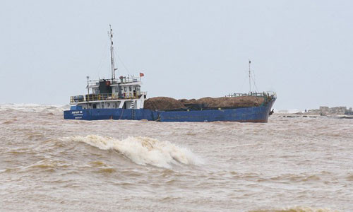 Dua nhau hoi cua tau cho 3.000 tan gao mac can