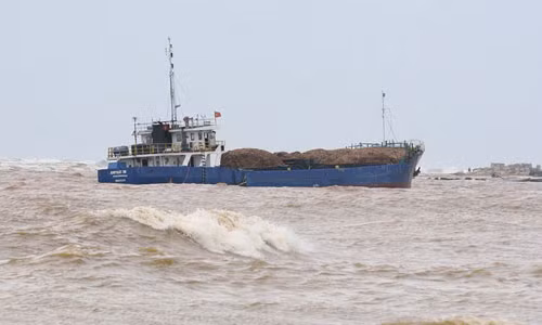 Dua nhau hoi cua tau cho 3.000 tan gao mac can