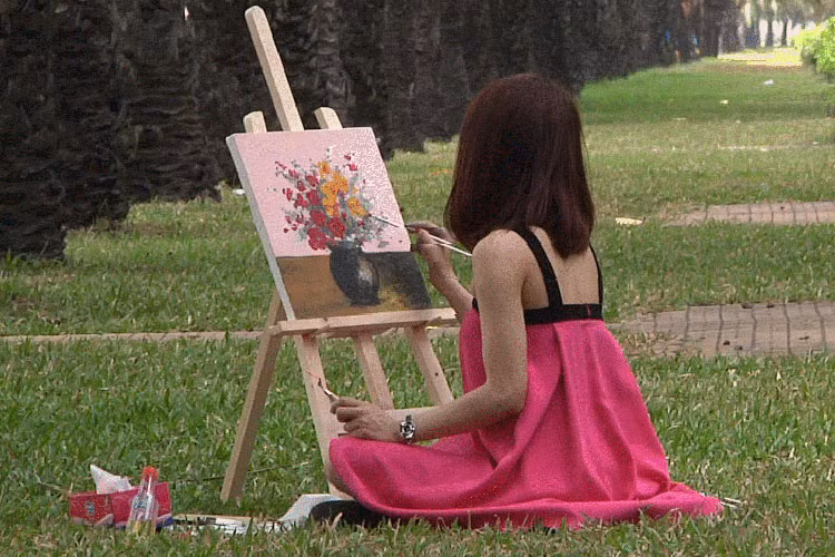 Chuẩn bị cho ngày Quốc tế phụ nữ 8/3, Diệp Lâm Anh lại quyết định vẽ tặng mẹ một bức tranh. Diệp Lâm Anh tâm sự: “Ngày xưa Lâm Anh mơ ước trở thành hoạ sĩ nên mẹ đưa mình đi học vẽ từ nhỏ cho đến khi học hết cấp 3, nhưng Lâm Anh chưa bao giờ vẽ tặng mẹ được một bức tranh nào. Cũng 7 năm Lâm Anh không cầm bút vẽ tranh sơn dầu, nên nhân dịp 8/3 này mình muốn tặng mẹ một món quà gì đó đặc biệt 1 chút và đã quyết định sẽ vẽ tranh".