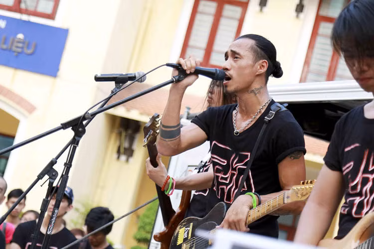 Chương trình bắt đầu với những ca khúc quen thuộc của Phạm Anh Khoa, như: “Ngẫu hứng ngựa ô”, “Sắc màu”, “Chờ người nơi ấy”, “Lý kéo chài”... Đây là những ca khúc được yêu cầu nhiều nhất của Phạm Anh Khoa trong thời gian qua.