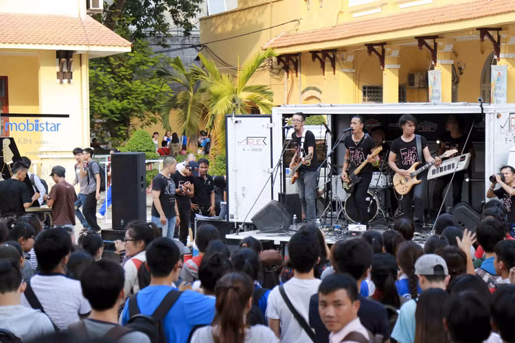 Phạm Anh Khoa chia sẻ: “Tôi rất muốn các bạn sinh viên chuẩn bị những tiết mục của mình để cùng hòa giọng với Phạm Anh Khoa. Bởi vì các bạn sẽ tạo nên một sân chơi tuyệt đẹp cho mùa hè này”.