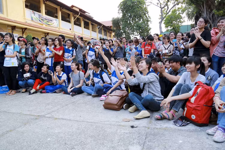 Các bạn sinh viên đã “bao vây” ca sĩ Phạm Anh Khoa, mặc kệ thời tiết Sài Gòn đỉnh điểm nắng nóng lên tới 38 độ.