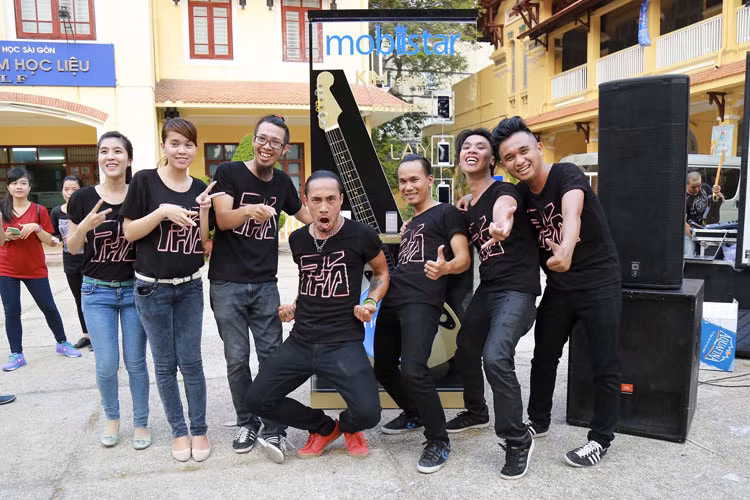 Chiều 20/4, rocker Phạm Anh Khoa đã khuấy động giảng đường Đại học Sài Gòn, khởi đầu cho tour diễn tại 10 trường Đại học ở TP HCM. Hơn 1000 sinh viên bất chấp nắng nóng đã tập trung tại sân trường, cùng hòa nhịp với PAK Band.