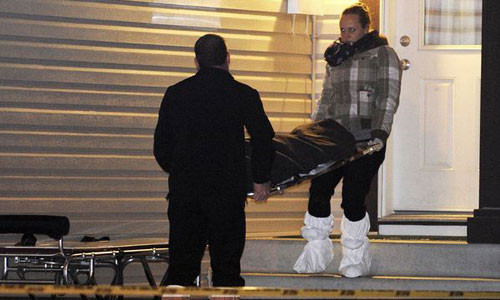 Cảnh sát đưa các thi thể nạn nhân đi.