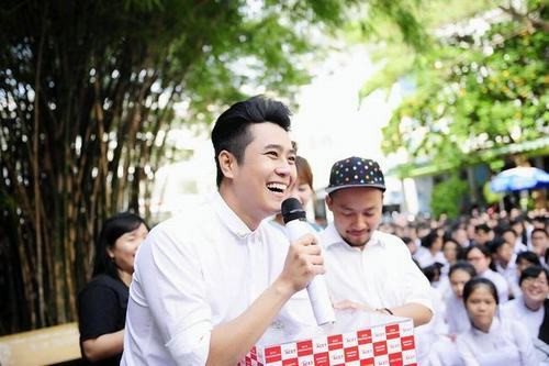 Không chỉ là một MC năng nổ, Quang Minh còn là người rất tích cực trong các hoạt động từ thiện.