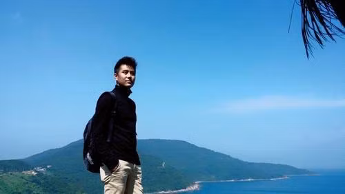 Quang Minh sinh năm 1988, từng tham gia cuộc thi MC Cầu Vồng của VTV. Hiện tại, anh đang công tác ở đài truyền hình TP HCM.