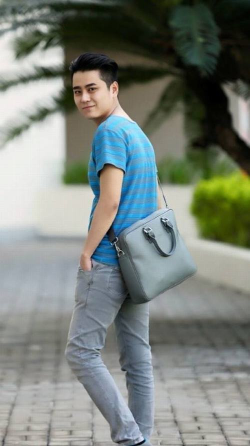 Quang Minh sở hữu gương mặt điển trai cùng giọng nói trầm ấm, tính cách vui vẻ, hoạt bát.