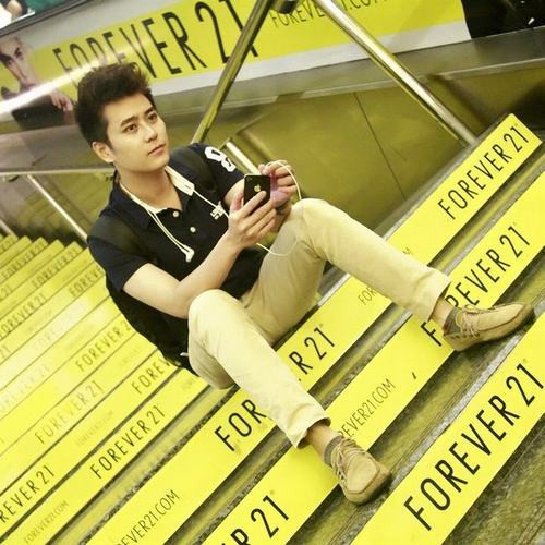 Quang Minh cũng được bạn bè thân thiết quý mến vì là người trọng tình nghĩa. Khi MC Quang Minh rơi vào trạng thái hôn mê, nhiều người bạn đã túc trực bên ngoài phòng bệnh của Minh cùng gia đình anh bất kể ngày đêm.