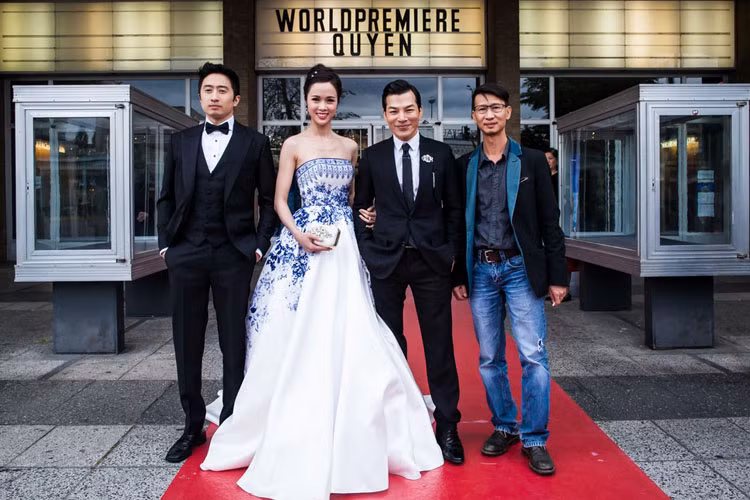 Tối 16/6, tại rạp chiếu phim lớn nhất khu vực Đông Âu – Kino International Theatre, bộ phim “Quyên” đã chính thức ra mắt công chúng quốc tế. Đoàn phim gồm đạo diễn Nguyễn Phan Quang Bình, các diễn viên Trần Bảo Sơn, Ngọc Anh và David Trần cùng rất nhiều các diễn viên phụ đã có mặt trong sự kiện này.