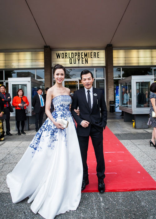  Ngọc Anh sánh vai Trần Bảo Sơn trên thảm đỏ. Đây là lần chạm ngõ điện ảnh của Ngọc Anh do vậy người đẹp không tránh khỏi cảm giác hồi hộp khi bộ phim ra mắt.