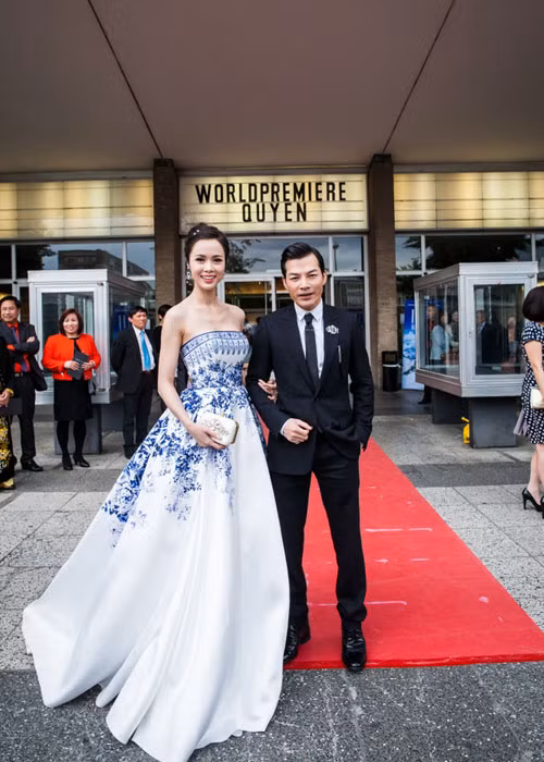  Ngọc Anh sánh vai Trần Bảo Sơn trên thảm đỏ. Đây là lần chạm ngõ điện ảnh của Ngọc Anh do vậy người đẹp không tránh khỏi cảm giác hồi hộp khi bộ phim ra mắt.