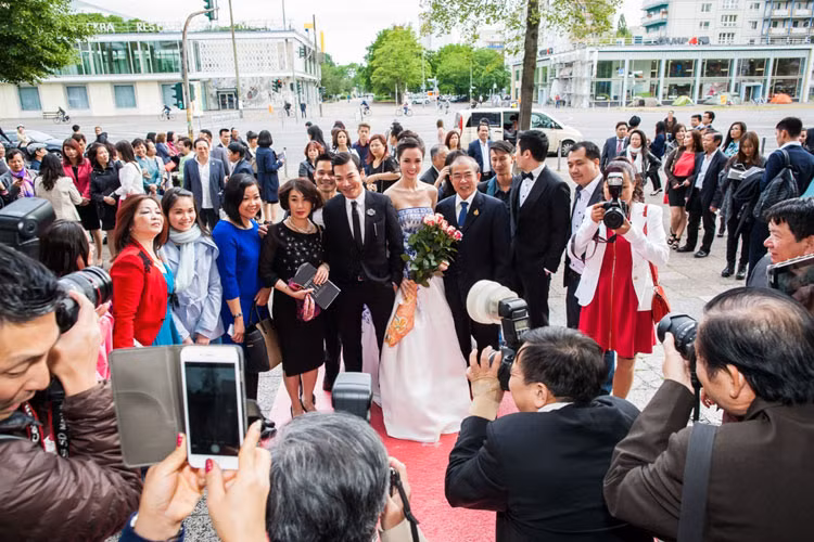 Đặc biệt, đông đảo kiều bào tại nhiều nơi trên nước Đức đã cùng tới Berlin để tham dự xuất chiếu đầu tiên của bộ phim kể về chính cuộc đời và số phận của họ.