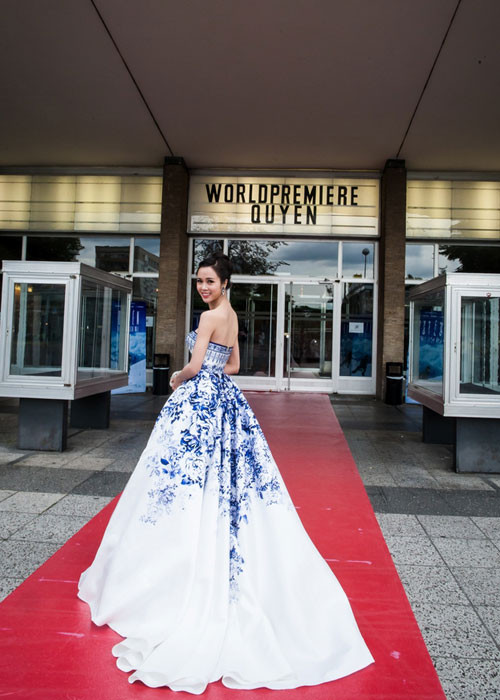 Xuất hiện tại sự kiện, Top 5 Hoa hậu Việt Nam 2012 Vũ Ngọc Anh diện bộ váy lộng lẫy đẹp rạng ngời. Trong phim, Ngọc Anh đảm nhận vai nữ chính đóng cặp với diễn viên Trần Bảo Sơn.