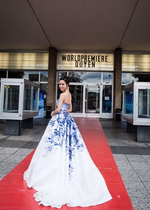 Xuất hiện tại sự kiện, Top 5 Hoa hậu Việt Nam 2012 Vũ Ngọc Anh diện bộ váy lộng lẫy đẹp rạng ngời. Trong phim, Ngọc Anh đảm nhận vai nữ chính đóng cặp với diễn viên Trần Bảo Sơn.