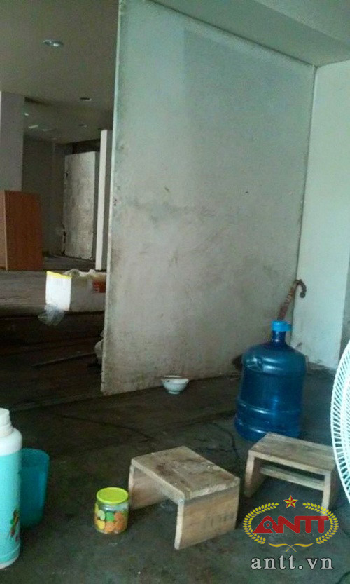 Bên trong tòa nhà này là ngổn ngang bàn ghế bị hỏng, bụi phủ mốc nền và tường.