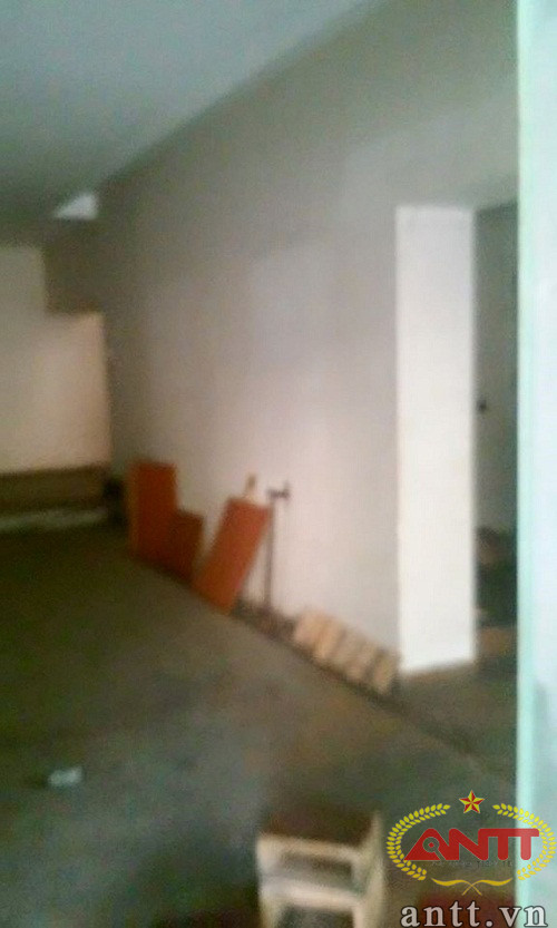 Cảnh hoang tàn bên trong tòa nhà số 10 Tràng Thi.