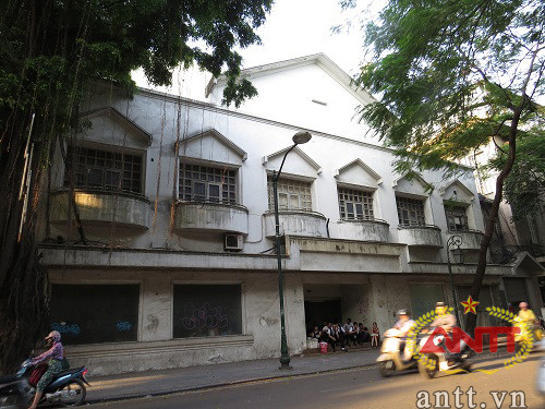 Xung quanh tòa nhà bỏ hoang trên phố Tràng Thi, nhiều cửa hàng, siêu thị điện máy hoạt động náo nhiệt. Phía bên phải của tòa nhà là siêu thị điện máy Nguyễn Kim, tại số 10B Tràng Thi, còn phía bên trái của địa chỉ này, số 8 - là một nhà hàng sang trọng nhộn nhịp người vào, ra.