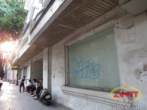 Ngôi nhà bỏ hoang tại số 10 Tràng Thi bề ngoài đã phủ rêu phong. Theo lời người đàn ông bán trà đá ở đây ngôi nhà này trước đây là một ngân hàng Pháp, sau một thời gian có công ty nội thất thuê lại nhưng cuối cùng công ty này cũng rời đi nơi khác.