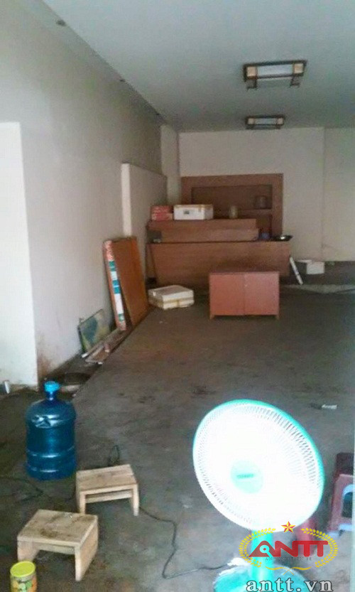 PV đã có cuộc trao đổi qua điện thoại với ông Đặng Quốc Khánh – Chủ tịch UBND P.Hàng Trống, Q.Hoàn Kiếm, Hà Nội, ông Khánh cho biết: “Lúc khác trả lời nhé, để tôi thẩm tra lại”. Tuy nhiên sau cuộc gọi thứ hai ông Khánh nói: “Tôi không trả lời qua điện thoại, có gì phóng viên xuống làm phiếu xác minh”.