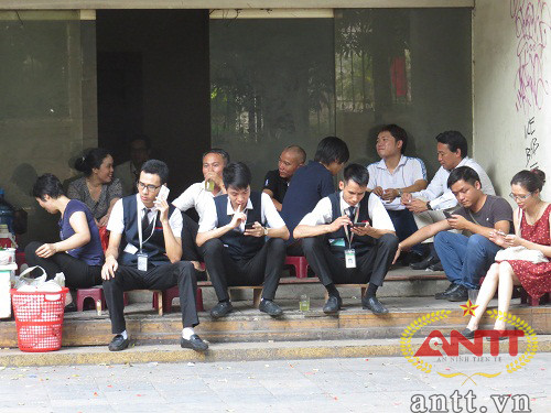 Ông bán trà đá cho biết: “Chỗ này bỏ hoang khoảng 6 – 7 năm rồi, trước đây nó là một ngân hàng Pháp, sau này có công ty bán đồ nội thất thuê lại nhưng sau họ cũng rời đi. Nguyên nhân chính là do tòa nhà này không có tầng hầm cho khách gửi xe như những chỗ khác, nghe đâu cuối năm nay họ đập đi xây lại, bên trong nhà vệ sinh đã bị đập hết rồi”.