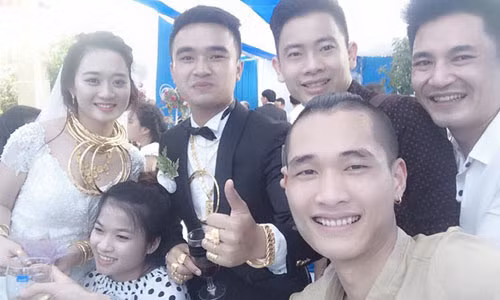 Thong tin soc ve hai dam cuoi deo day vang o Ha Tinh