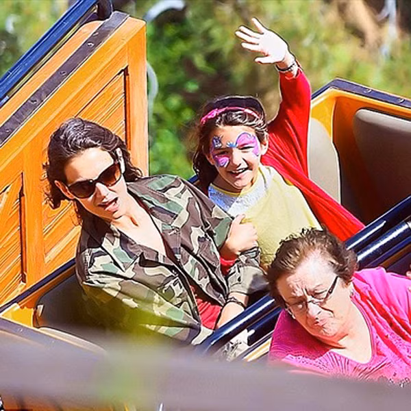 Trước đó, hai mẹ con đã có khoảng thời gian vui vẻ khi đi chơi ở công viên. Suri vô cùng đáng yêu khi diện trang phục và tô mặt sặc sỡ.