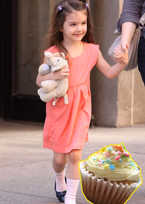 Giống như những lần sinh nhật trước, lên 4 tuổi, Suri tận tưởng bữa tiệc bánh nướng với bố mẹ tại dinh thự ở Beverly Hills.