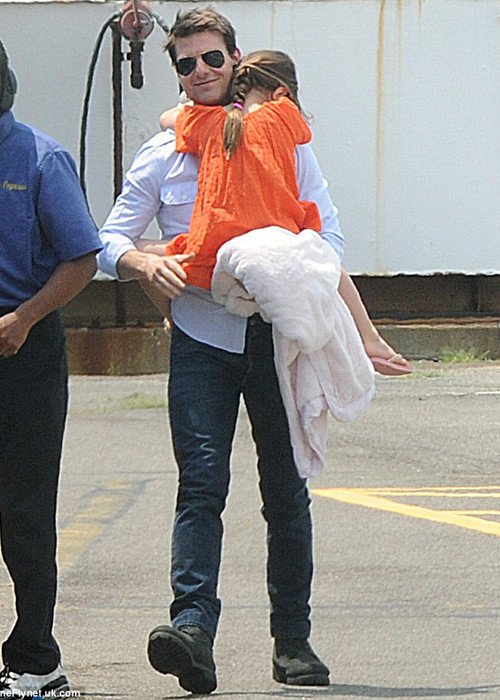 Suri đón sinh nhật 7 tuổi cùng với mẹ Katie và bà ngoại tại một công viên ở ngoại ô New York. Trước đó, Suri và bố đã ở cùng nhau. Lúc này, Tom Cruise và Katie Holmes đã ly hôn.