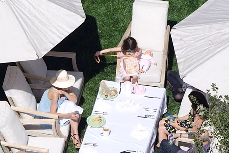 Suri diện váy hồng trong sinh nhật lần thứ năm tại sân nhà ở Los Angeles. Cô bé say mê mở những hộp quà.