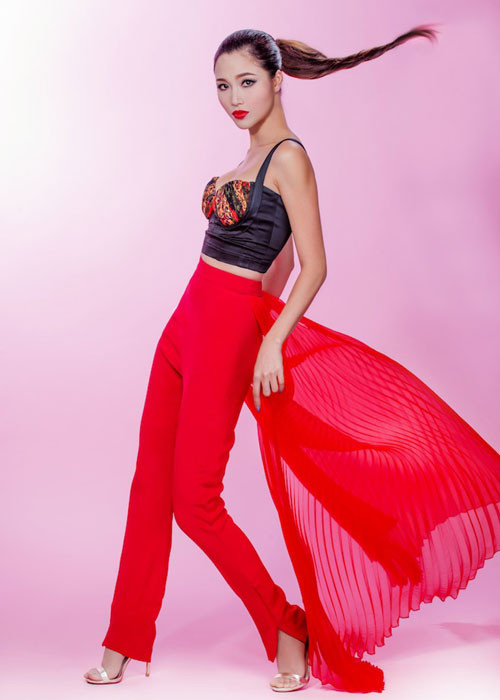 Ở hải ngoại, Diễm Sương và Trịnh Lam thường đi hát cùng nhau và "làm mưa làm gió" với hit "Mãi một mối tình đầu". Trên sân khấu "Đêm tình nhân 2", cả hai cũng sẽ tái hiện lại những phút giây ngọt ngào của ca khúc này.