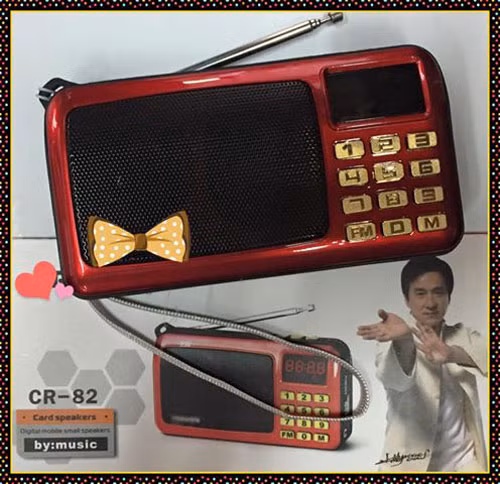 Diễn viên Lê Phương lại nhận được món quà bất ngờ là một chiếc máy nghe kinh phật. Cô chia sẻ: "Quà 8/3 sớm nhất! Máy nghe kinh này là của cô chủ xưởng may ND (bối cảnh công ty may mặc) tặng khi biết mình đến quay và ăn chay... Nhận món quà này Phương thật sự bất ngờ và rất thích".