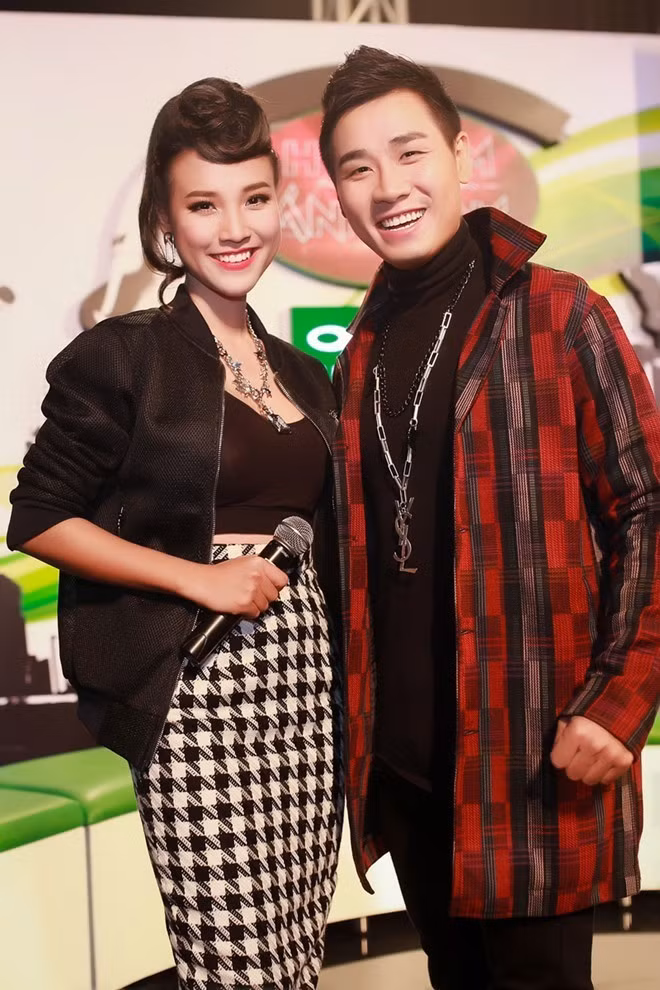  Hoàng Anh: Trở thành người dẫn game show thu hút sự chú ý của người hâm mộ - The Remix, á hậu Hoàng Oanh không tránh được những sai sót trên sân khấu trực tiếp. Bên cạnh sự kém nhanh nhạy trong xử lý các tình huống, giọng nói của người đẹp cũng khiến khán giả khó chịu.