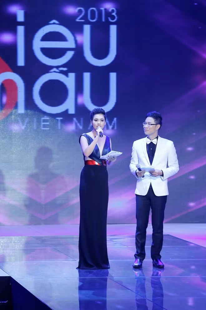  Hoàng My: Hoàng My là một trong những người đẹp bị gắn mác "bình hoa" khi thử sức với vai trò người dẫn chương trình. Ngoài việc thường xuyên sử dụng văn nói vào lời dẫn, cô còn nhiều lần quên kịch bản, khiến người đồng hành cùng cô - MC Anh Quân - phải nhắc bài một cách lộ liễu. Sau đêm chung kết Siêu mẫu Việt Nam năm 2013, á hậu chịu nhiều lời chê từ báo chí và cư dân mạng.