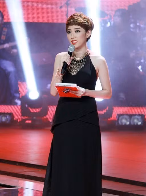  Yumi Dương: MC khác của Giọng hát Việt cũng vấp phải chỉ trích gay gắt của người hâm mộ là Yumi Dương. Mọi ấn tượng tốt đẹp trước đó của người hâm mộ về người mẫu ảnh xinh đẹp và cá tính bỗng tiêu tan khi cô “xin khán giả một tràng pháo tay cho nạn nhân vùng bão” đúng thời điểm người dân miền Trung đang hứng chịu những thiệt hại về người và của do bão lũ gây nên.