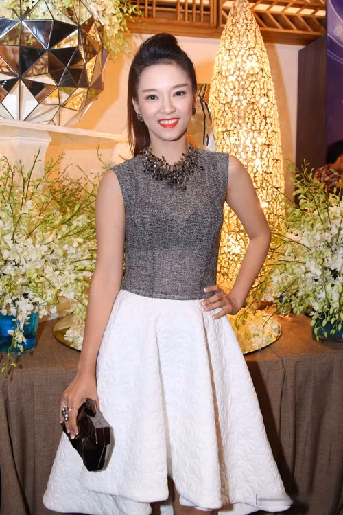  Đinh Hương: Là thí sinh được yêu mến của đội Hà Hồ mùa thứ nhất song nữ ca sĩ lại khiến nhiều người tiếc nuối khi gật đầu đồng ý đảm nhận vai trò MC hậu trường cho mùa hai. Sự non kém, thiếu duyên của một "tay ngang" trong nghề khiến Đinh Hương mất điểm hoàn toàn.