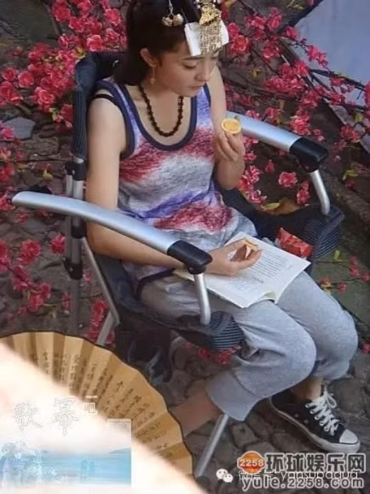 Một trong những hình ảnh hài hước của sao Hoa ngữ trên trường quay.