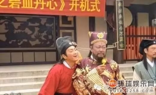 Có mỗi chiếc quạt bé tý mà Triển Chiêu phải ké với Bao Chửng từng chút một và gương mặt của anh rất thỏa mãn với hành động này.