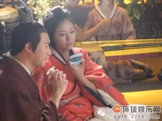 Thậm chí sau mỗi cảnh quay cô còn mang theo quạt tay để vừa ôn lại kịch bản vừa đỡ nóng.