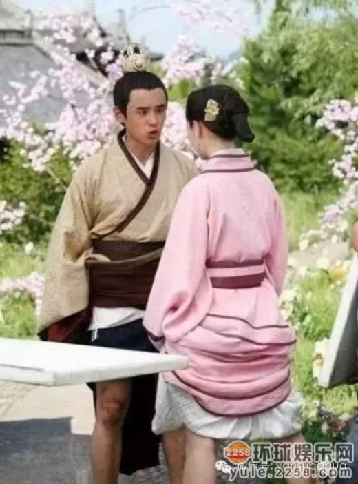 Những bộ phục trang rất đẹp và lộng lẫy khi lên hình nhưng ít ai biết rằng chúng sẽ là nỗi ám ảnh của diễn viên trong những ngày hè oi bức. Một cách bớt nóng hữu hiệu khi đạo diễn vừa quay "đóng máy" là các nàng, chàng vô tư vén chúng cao hết cỡ như thế này.