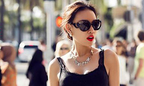 Sieu mau Dieu Huyen bi giat tui xach khi di mua do