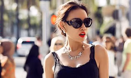 Sieu mau Dieu Huyen bi giat tui xach khi di mua do