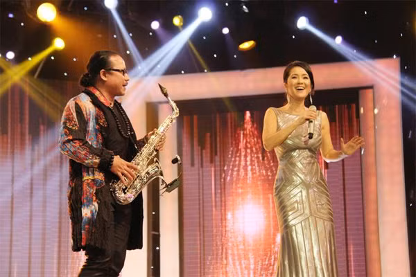 Hồng Nhung biểu d iễn cùng nghệ sĩ saxophone Trần Mạnh Tuấn.