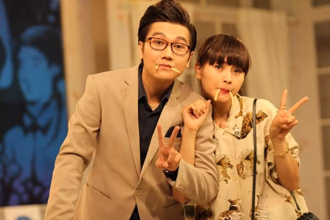 Là cái tên được lãnh đạo tin tưởng "chọn mặt gửi vàng" cho những chương trình đặc biệt của VTV6, những ngày này, Công Tố cũng bận rộn "chạy show". Anh đảm nhận việc dẫn dắt tiệc sinh nhật của VTV6 trong "Bữa trưa vui vẻ" và tiếp tục giữ vai trò "cầm trịch" của "Chung cư 22+". MC điển trai chia sẻ, khi kết thúc công việc, anh sẽ sắp xếp thời gian cho bản thân và gia đình.