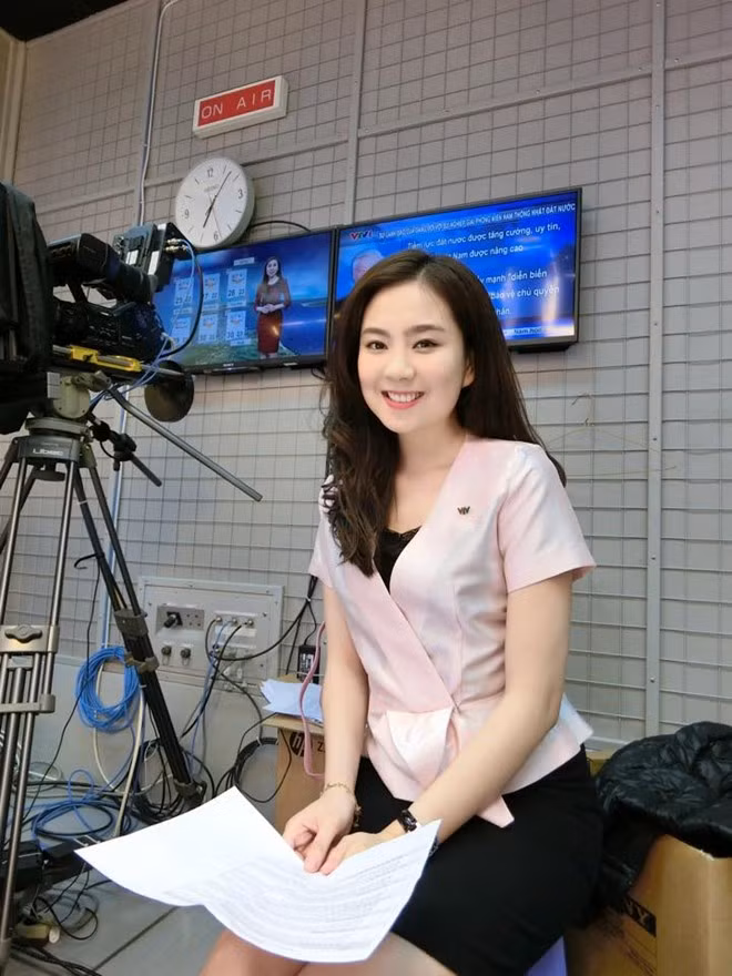 Mai Ngọc tâm sự, trong những ngày nghỉ lễ, bản tin thời tiết luôn được tăng thời lượng để phục vụ nhu cầu khán giả. Không chỉ cập nhật tin tức thông thường, cô và ê-kíp còn thực hiện những bản tin tư vấn, chia sẻ về tình hình thời tiết cụ thể tại các điểm du lịch, danh lam thắng cảnh trong kỳ nghỉ.