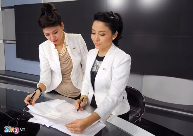 Với vai trò tổ chức sản xuất, những ngày này, Ngọc Trinh cùng các đồng nghiệp tại trung tâm sản xuất VTV24 vẫn lao động hăng say. Trên trang cá nhân, người đẹp chia sẻ ảnh cũ và dí dỏm viết: "New feeds tràn ngập cảnh biển. Tủi thân quá post tạm cái ảnh để đỡ lạc lõng". Dẫu vậy, MC của "Bản tin tài chính" tâm sự, cô hạnh phúc khi được làm việc và sẽ thấy rất nhàm chán nếu quá rảnh rỗi.