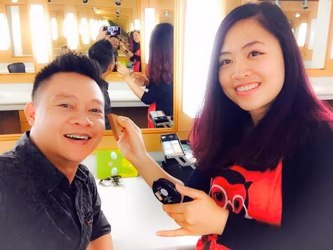 Bếp phó của "Bữa trưa vui vẻ" cũng không nằm ngoài guồng quay hối hả của những người làm truyền hình. Thời gian này, BTV Quang Minh liên tục tăng ca, họp bàn về các chương trình chuẩn bị cho ngày lễ 30/4 - 1/5.